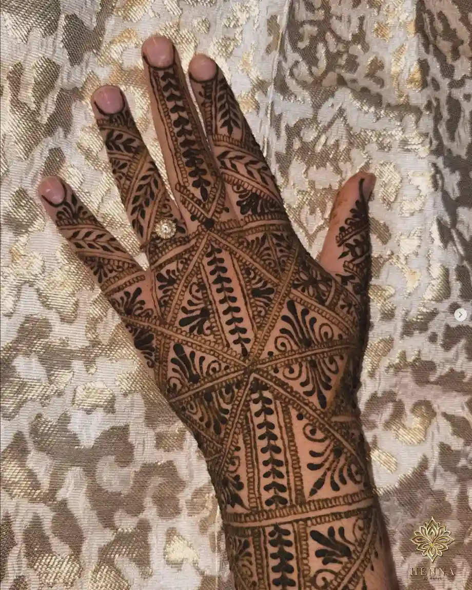 Détail d'un motif de henné marocain fin sur la main - Henna by Hafsa à Pontarlier