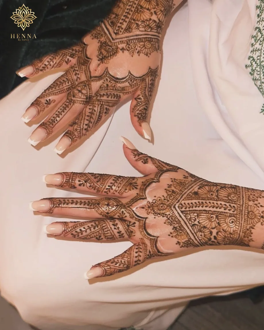 Henné marocain pour future mariée à Pontarlier - motifs sur doigts et poignet